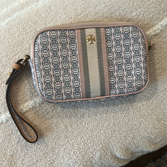 Tory Burch Handbags - Tory Burch Gemini Link Canvas Wristlet‎ Link in Coastal Pink Great Preowned